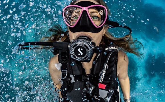 Julie Andersen scuba diving