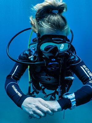 Melanie Benz is diving