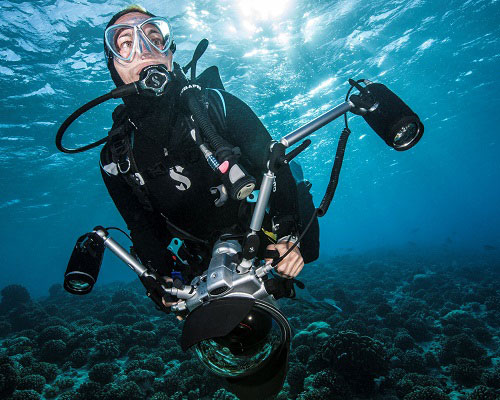 Daniela Dirscherl diving with camera