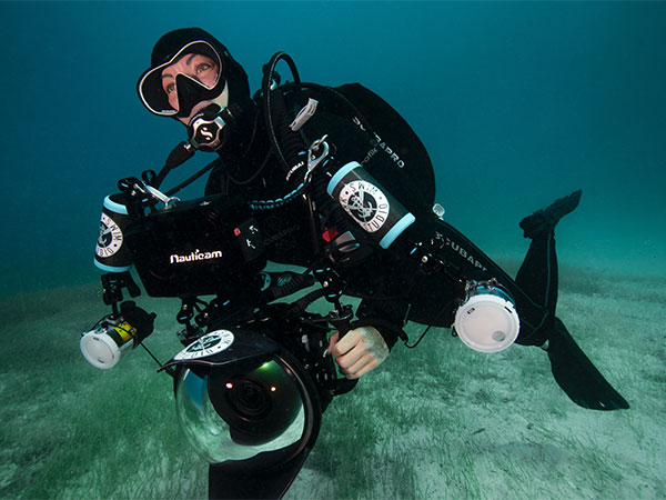 global dive team member erin cook underwater photographer