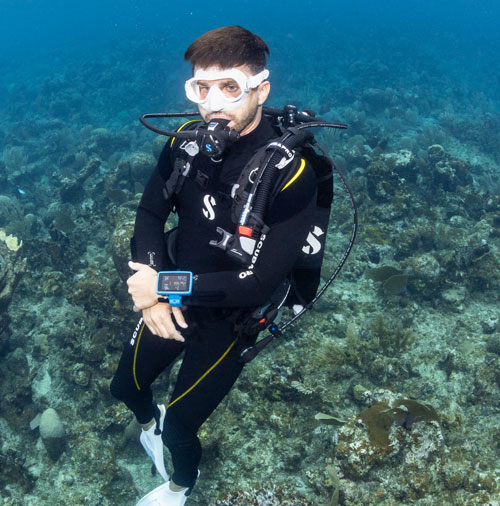 Diver underwater wearing the Hydros Pro BCD