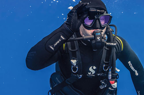 Diver underwater wearing the Hydros X BCD