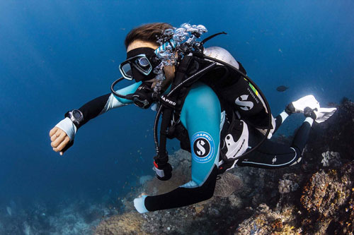 Woman diver underwater wearing Everflex 1.5mm Pants