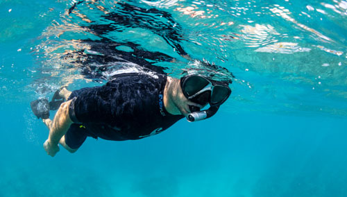 Snorkeler wearing the SCUBAPRO Everflex 1.5mm Short Sleeve Top