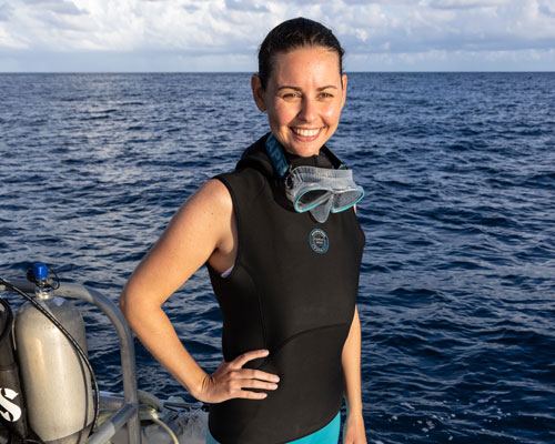 Woman on boat wearing the SCUBAPRO Everflex YULEX 2mm Hooded Vest