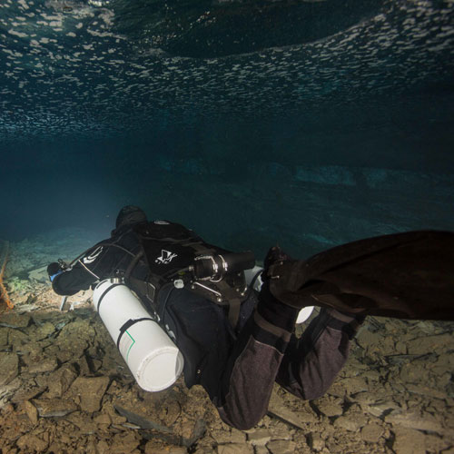 Diver in SCUBAPRO Jet Fins exploring underwater in the dark