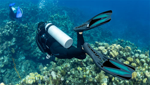 Underwater diver wearing SCUBAPRO Jet Sport Fins