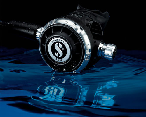 Close up of the G260 Dive Regulator above water