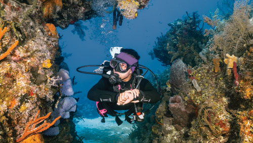 Diver in Hawaii wearing the SCUBAPRO MK25 EVO/S620 Ti Dive Regulator System