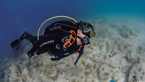 Underwater diver wearing the SCUBAPRO MK25 Evo BT/G260 Carbon Dive Regulator System