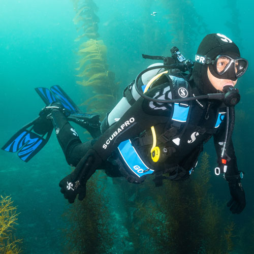 Underwater diver using the SCUBAPRO S270 Balanced Octopus Regulator