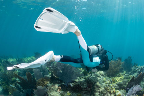 Diver underwater wearing SCUBAPRO white Seawing Supernova blades