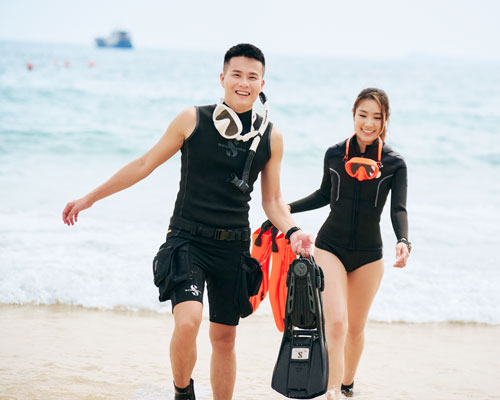 Snorkelers on the beach in SCUBAPRO divewear