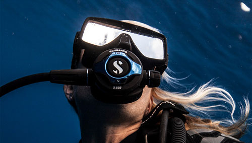 Close up of a woman wearing the SCUBAPRO S600 underwater