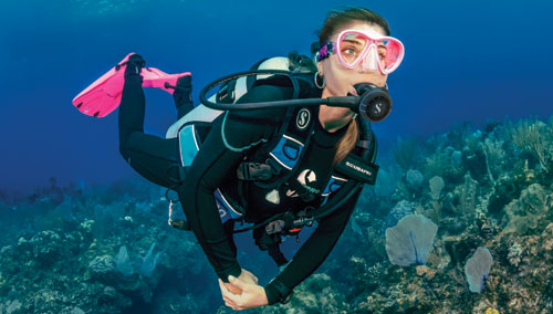 Woman diving using the SCUBAPRO MK2 Evo/S270 Dive Regulator System