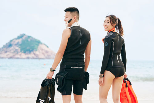 Snorkelers on the beach in SCUBAPRO divewear