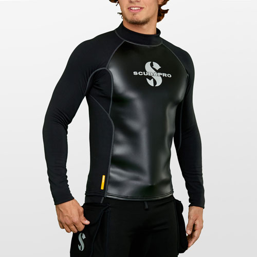 Front view of man wearing the SCUBAPRO Hybrid Top