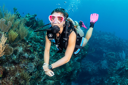 Ultra Efficient Scuba diver underwater with GO Sport Fins in Pink