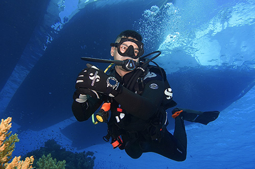  High-grade silicone skirt in black blocks overhead sunlight and underwater reflections
