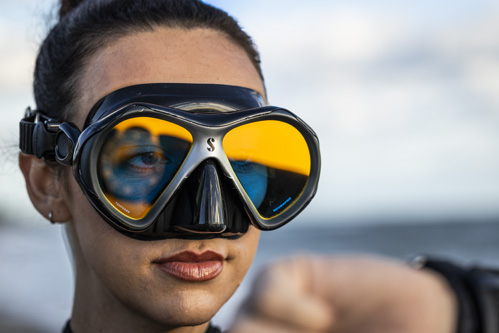 Mirrored lenses eliminate underwater glare