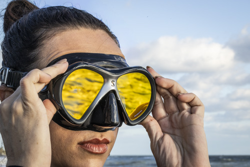 Black and silver frame complements the mirrored lenses