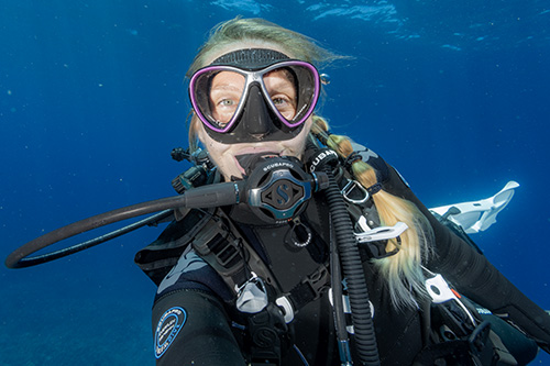 Blue-tinted lenses sharpen underwater contrast